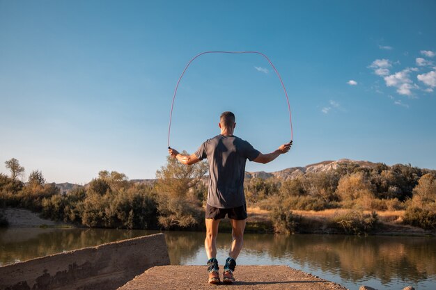 Hermosa foto de un joven varón entrenando en la naturaleza