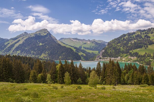 Hermosa foto de Lac de l'Hongrin con cielo azul claro