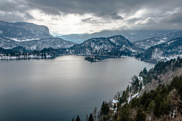 Hermosa foto del lago Bled en un día sombrío en Eslovenia