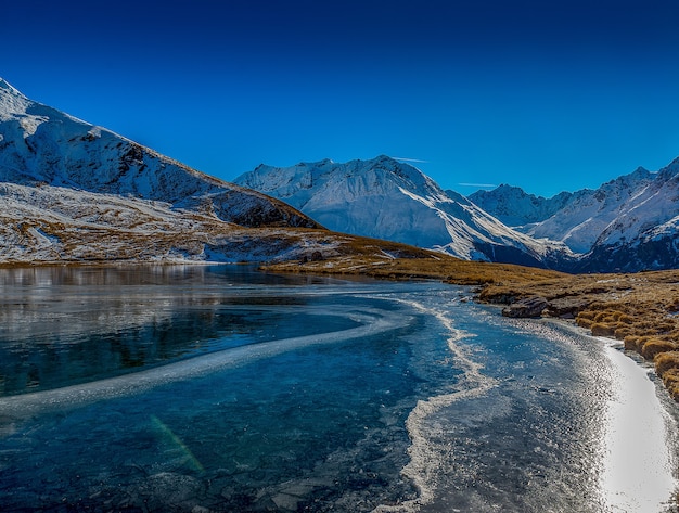 Foto gratuita hermosa foto del lago congelado en las montañas