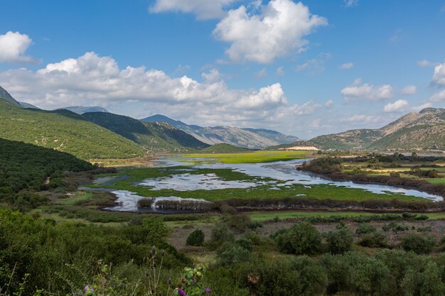 Hermosa foto de un lago en medio del paisaje montañoso