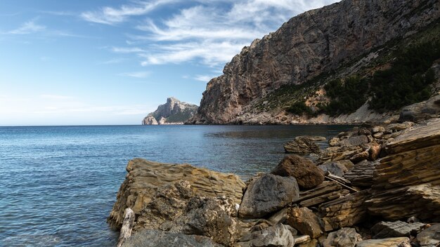 Hermosa foto de un lago rodeado de acantilados en Mallorca, Valle de Boquer