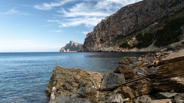 Hermosa foto de un lago rodeado de acantilados en Mallorca, Valle de Boquer