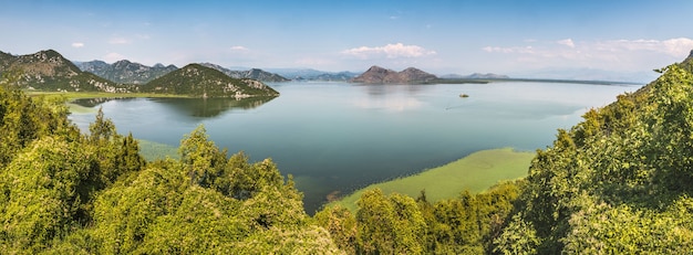 Hermosa foto del lago Skadar, Montenegro