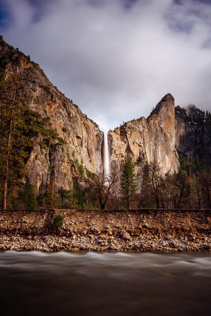 Hermosa foto de larga exposición de una cascada