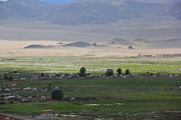 Hermosa foto del largo valle y montañas en la distancia