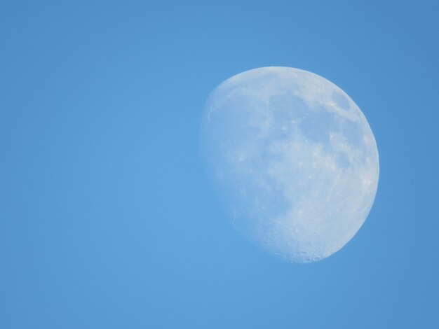 Hermosa foto de la luna en el cielo azul claro