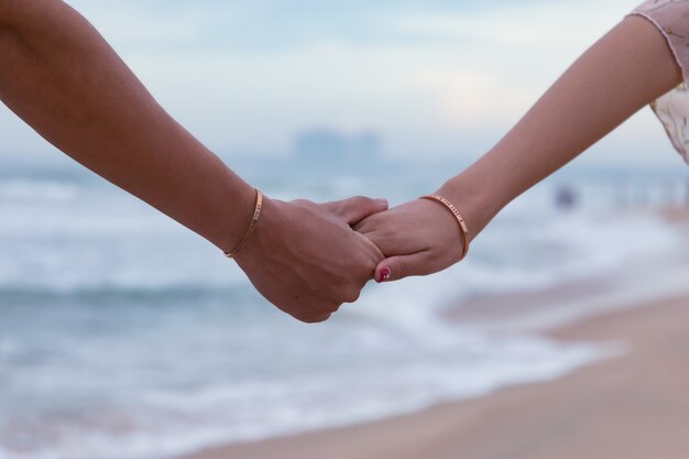 Hermosa foto de las manos de una pareja amorosa - concepto de amor