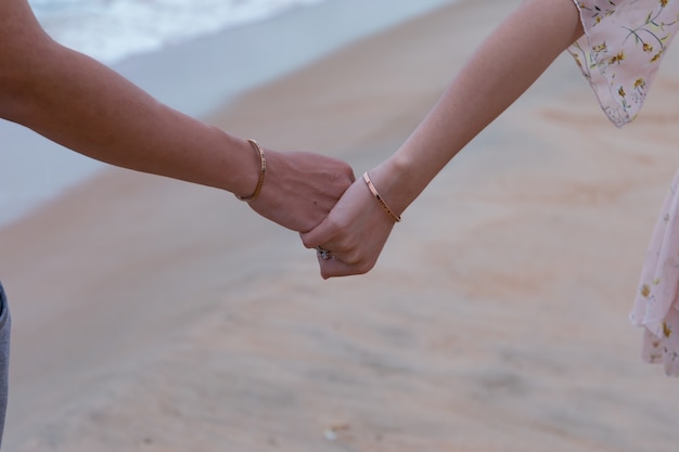 Foto gratuita hermosa foto de las manos de una pareja amorosa - concepto de amor