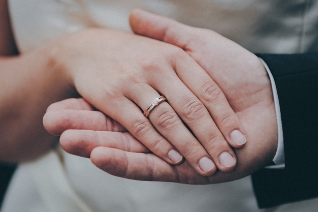 Hermosa foto de las manos de una pareja de recién casados.