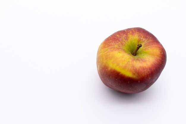 Hermosa foto de una manzana roja madura aislado en un espacio en blanco