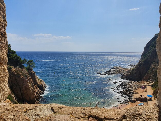 Hermosa foto del mar cerca de los acantilados con un cielo azul en el fondo durante el día