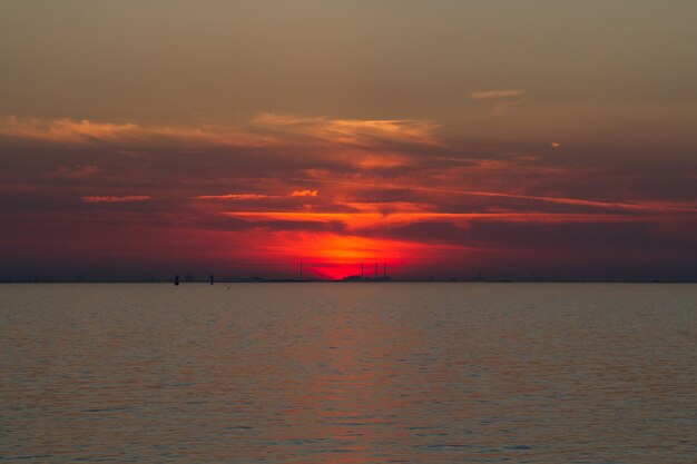 Hermosa foto del mar con un cielo rojo en la distancia