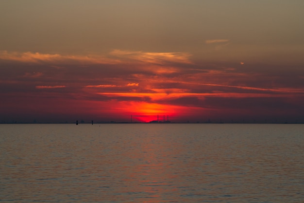 Hermosa foto del mar con un cielo rojo en la distancia