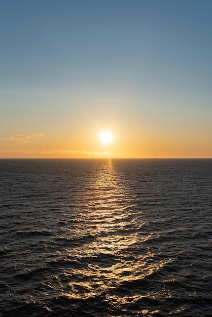 Foto gratuita una hermosa foto del mar y el cielo.