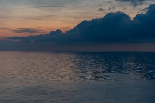 Foto gratuita una hermosa foto del mar y el cielo.