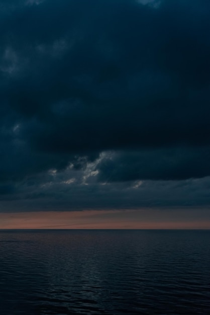 Una hermosa foto del mar y el cielo.