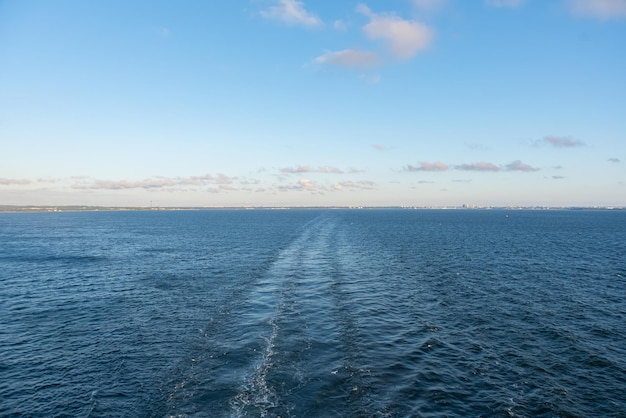 Foto gratuita una hermosa foto del mar y el cielo.