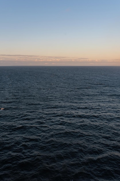 Foto gratuita una hermosa foto del mar y el cielo.