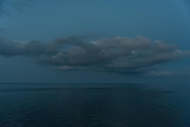 Una hermosa foto del mar y el cielo.