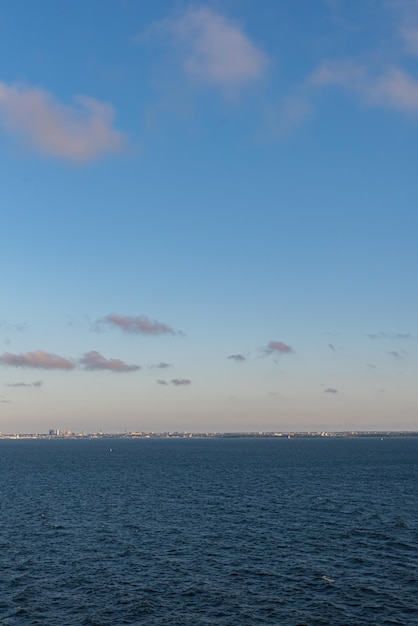 Una hermosa foto del mar y el cielo.