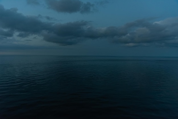 Foto gratuita una hermosa foto del mar y el cielo.