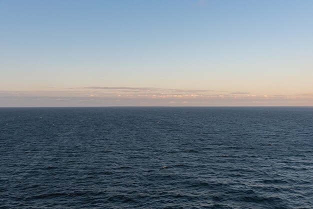 Una hermosa foto del mar y el cielo.