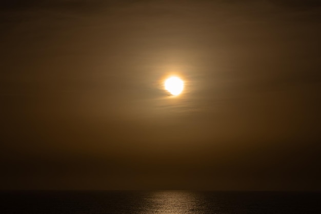 Hermosa foto del mar hermoso sol dorado