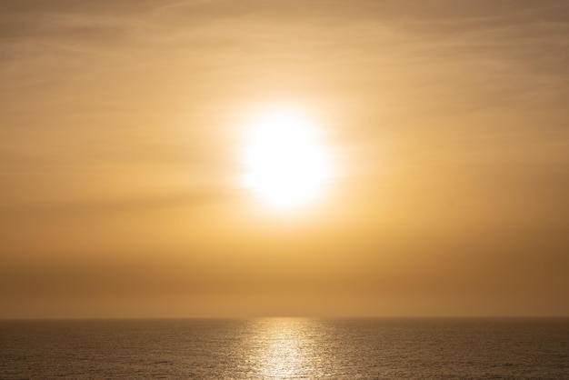 Hermosa foto del mar hermoso sol dorado