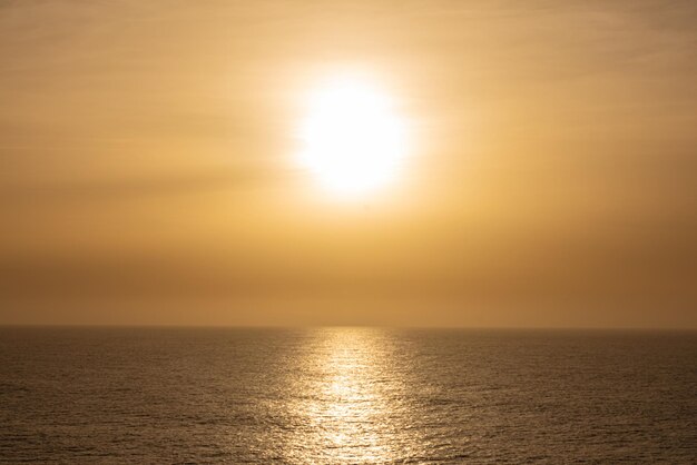 Foto gratuita hermosa foto del mar hermoso sol dorado