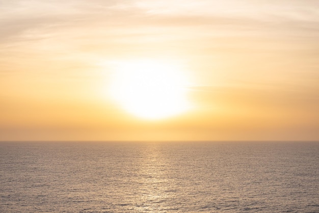 Hermosa foto del mar hermoso sol dorado