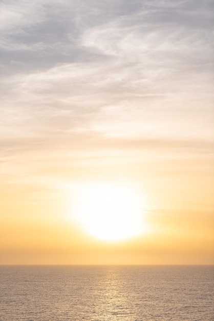 Hermosa foto del mar hermoso sol dorado