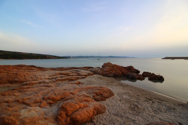 Hermosa foto del mar rodeado por una gran cantidad de formaciones rocosas en un día soleado