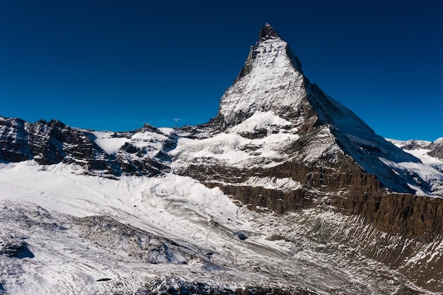 Hermosa foto de Matterhorn, la montaña de los Alpes