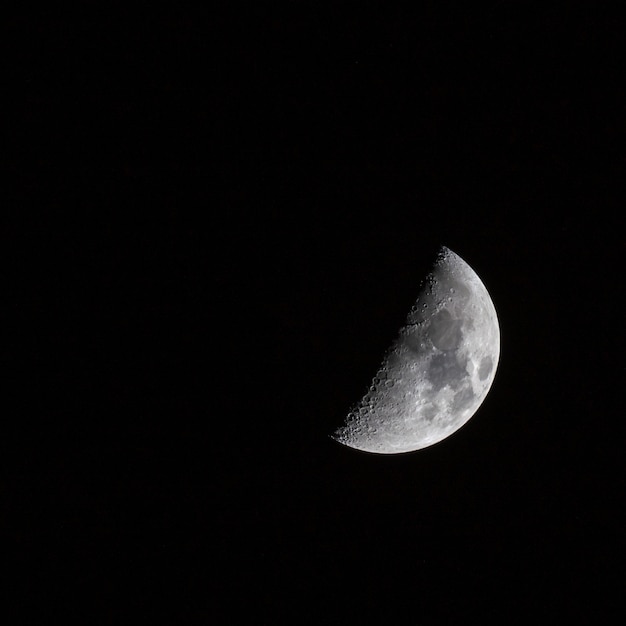 Hermosa foto de una media luna en el cielo oscuro
