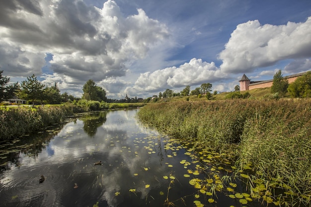 Hermosa foto del Monasterio de San Euthymius Wall y el río Kamenka en Rusia