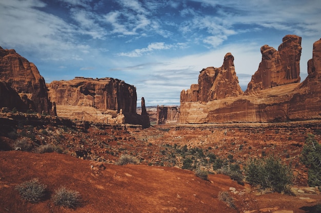 Hermosa foto de la montaña del desierto en el parque nacional arches en un día soleado