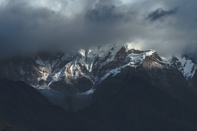 Hermosa foto de la montaña del Himalaya en las nubes