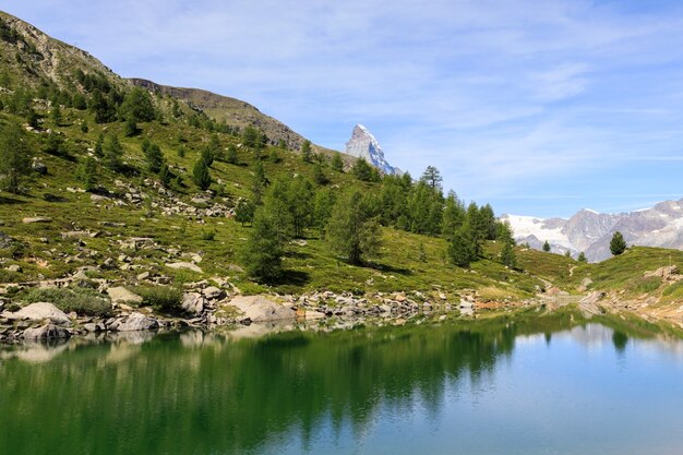 Hermosa foto de una montaña en Matterhorn Zermatt, Suiza