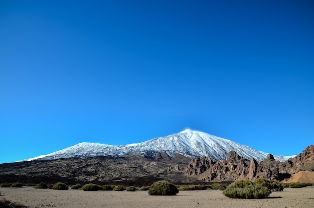 Hermosa foto de una montaña nevada con un cielo azul claro