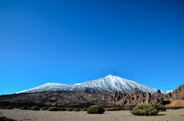 Hermosa foto de una montaña nevada con un cielo azul claro