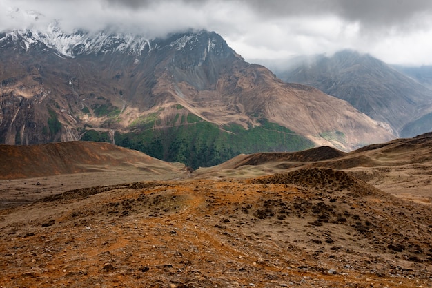 Hermosa foto de una montaña bajo las nubes en el Himalaya, Bhután