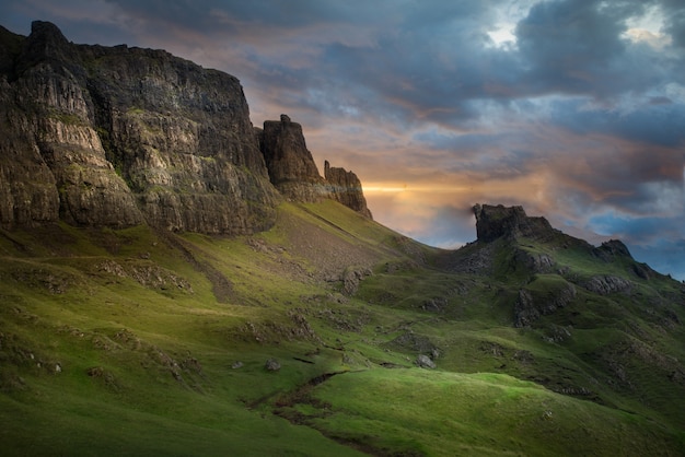 Hermosa foto de la montaña en Quiraing, isla de Skye en Reino Unido