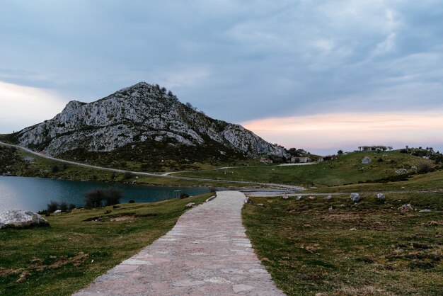 Hermosa foto de la montaña rocosa cerca del lago en un día nublado