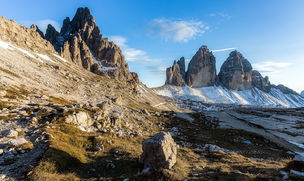 Hermosa foto de la montaña Tre Cime di Lavaredo en la montaña italiana bajo la sombra de las nubes