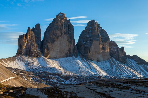 Hermosa foto de la montaña Tre Cime di Lavaredo en la montaña italiana bajo la sombra de las nubes