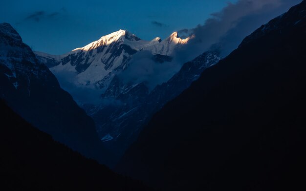 Hermosa foto de las montañas de Annapurna en el Himalaya de Nepal en el campamento base de Annapurna
