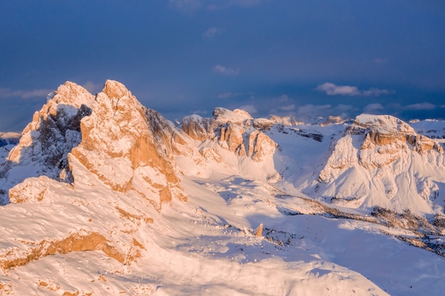 Hermosa foto de montañas cubiertas de nieve al atardecer