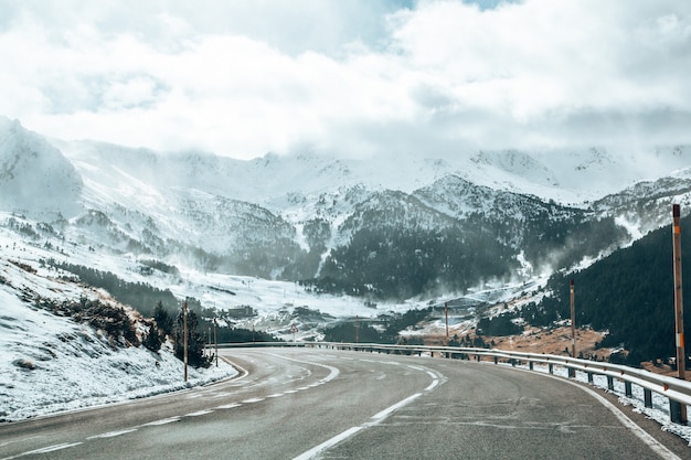 Hermosa foto de montañas cubiertas de nieve durante el día