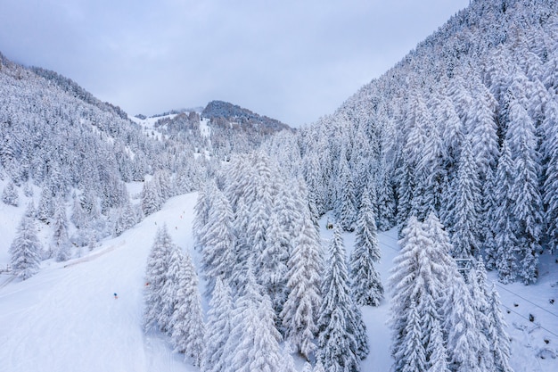 Hermosa foto de montañas cubiertas de nieve en invierno